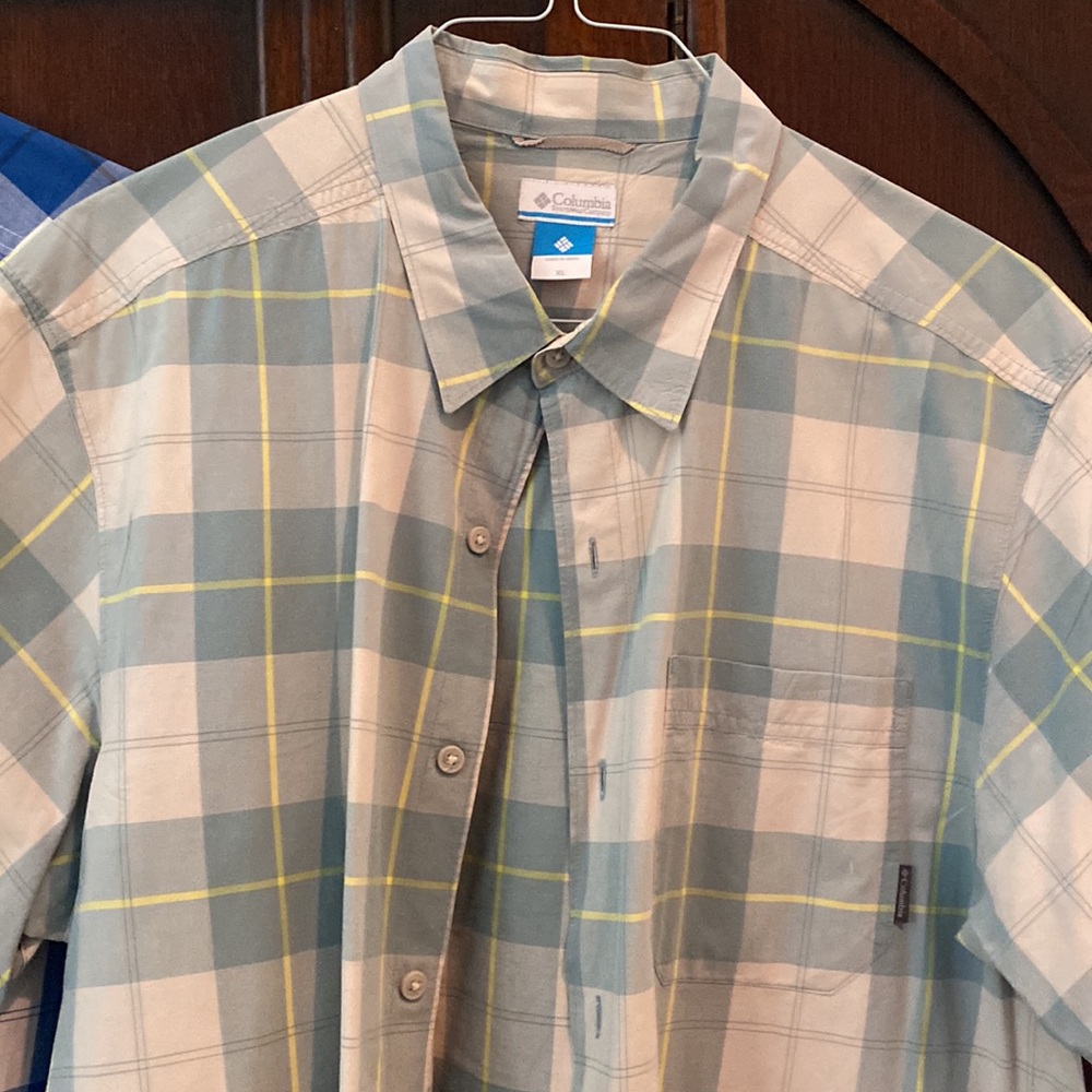 2 Columbia short sleeve shirts - Picture 2 of 4